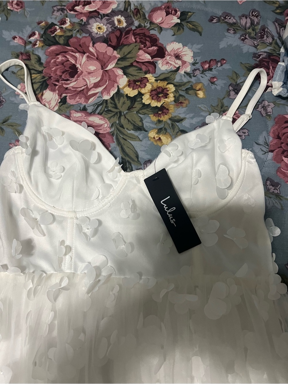 Lulus 3D Flower Appliqué Dress NWT Size Medium - Picture 6 of 13